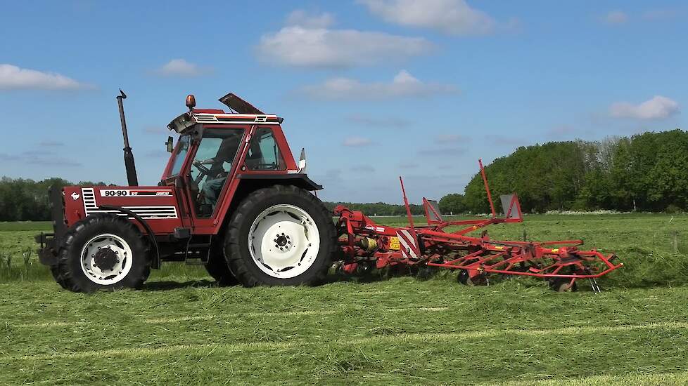 GRAS SCHUDDEN MET EEN FIATAGRI DT 90-90 KUHN GF 8501 MHO DIGIDRIVE