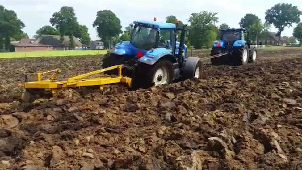 Dikke New Holland Pk`s voor de diepploeg