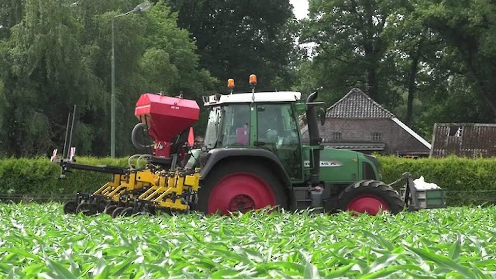 MAIS SCHOFFELEN EN ONDERZAAIEN VAN VANGGEWAS FENDT BUSA ROTERENDE SCHOFFEL