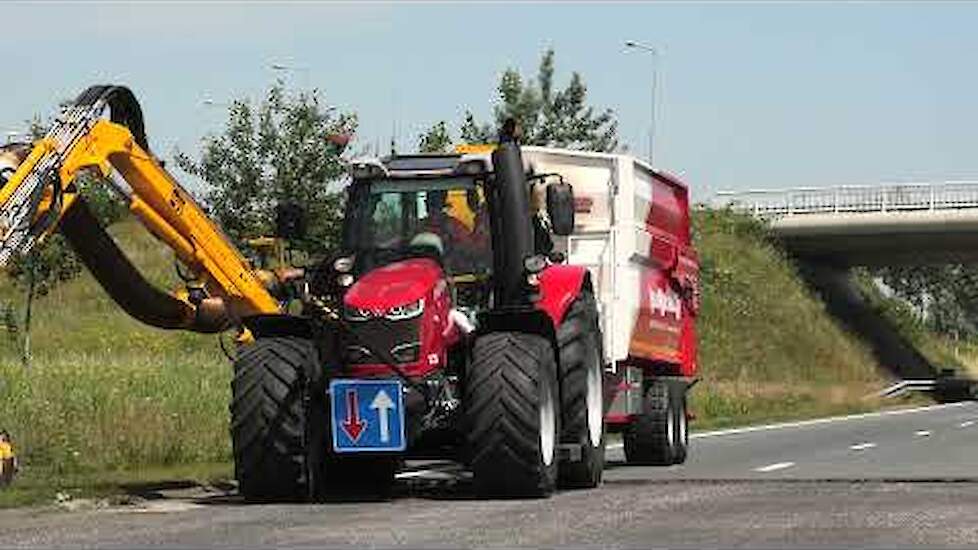 JELLE BIJLSMA BV MASSEY FERGUSON 7718 MET EEN HERDER MAAI ZUIGCOMBINATIE BERM MAAIEN N 33