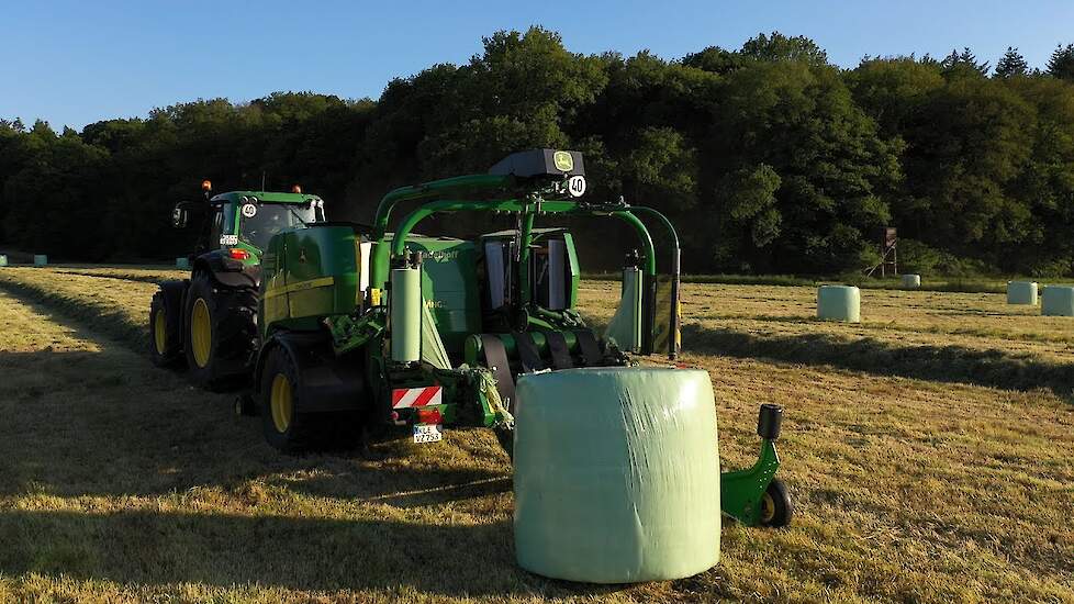 Persen wikkelen en balen laden met John Deere