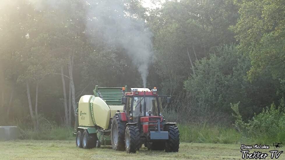 Pressing bales | Case 845XL + Krone Comprima CF 155 XC | balen persen |Handelsonderneming W.G Timmer