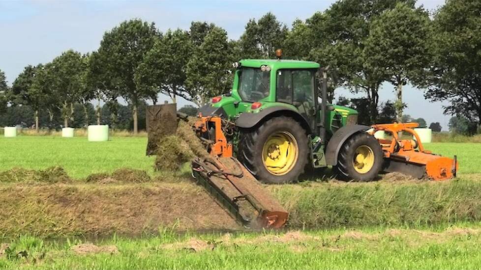 BERMEN EN SLOOTKANTEN KLEPELEN JOHN DEERE 6430