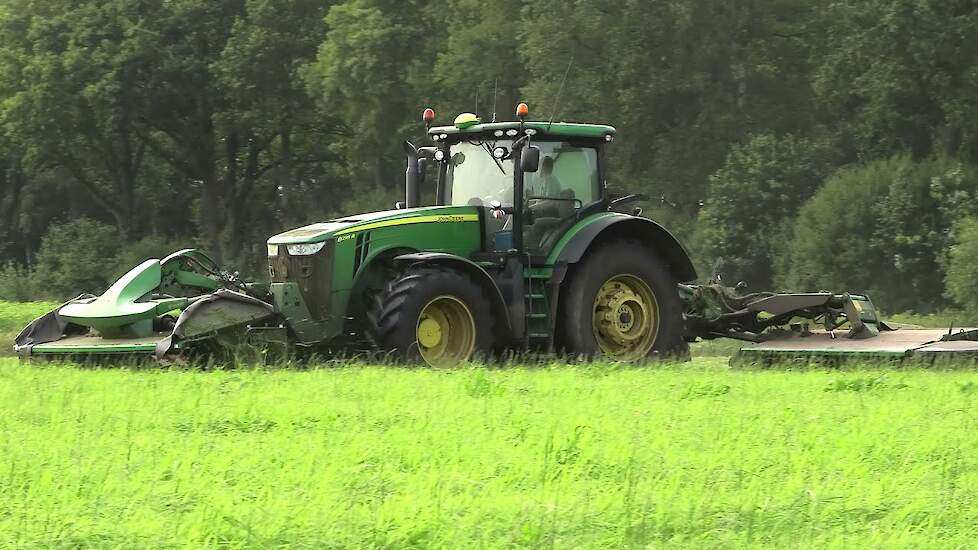 GRAS MAAIEN MET EEN JOHN DEERE 8295 R JOHN DEERE MAAIERS