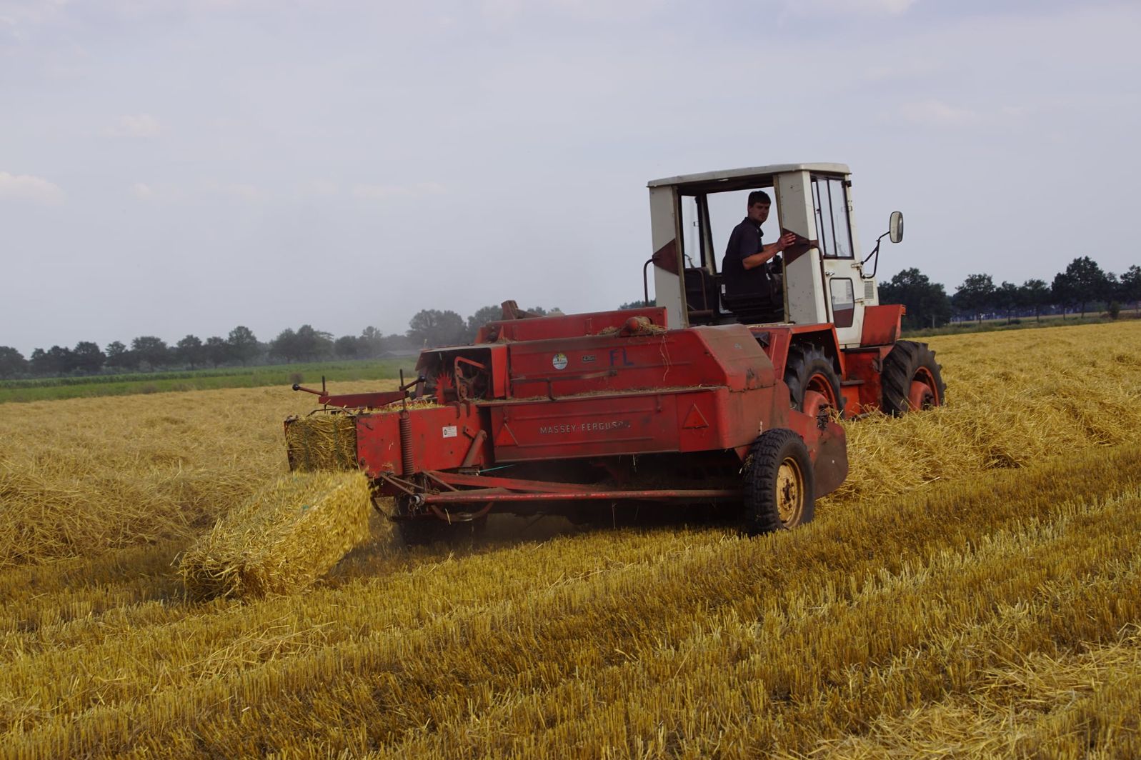 Onverschilligheid Onnodig kat Stro persen in kleine pakjes met MB Trac 800 | Trekkerweb.nl -  Mechanisatienieuws voor de landbouw en groensector