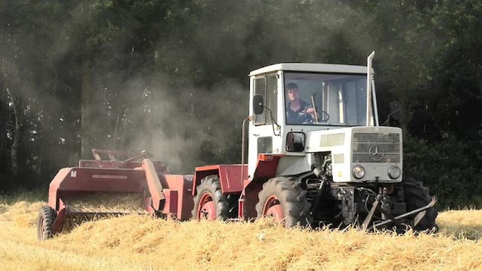 STRO PERSEN KLEINE PAKJES MB TRAC 800 MASSEY FERGUSON 20-8 BALENPERS