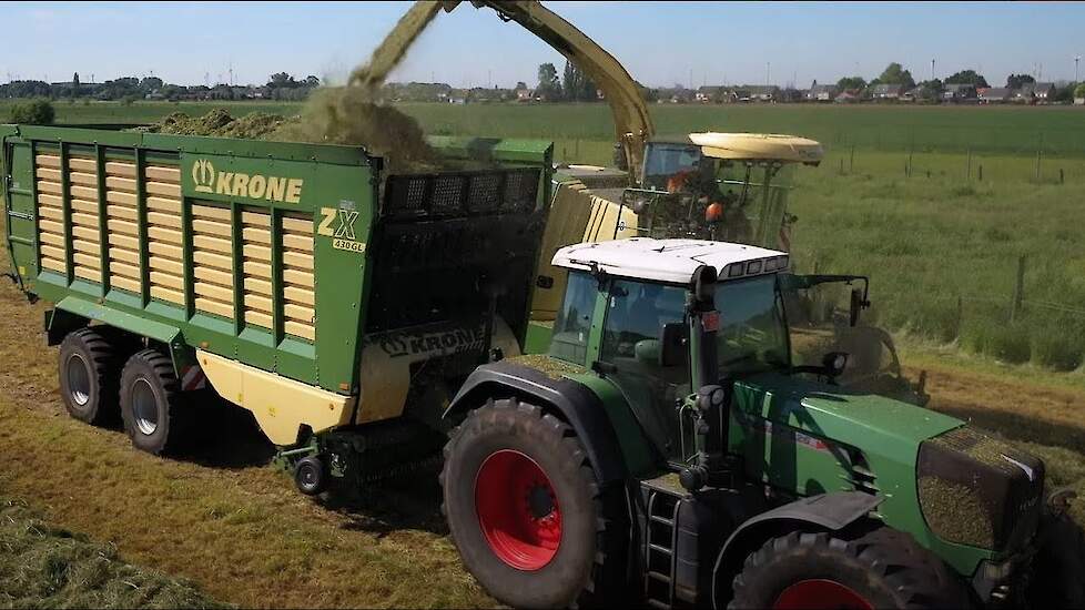 Loonbedrijf Willemen met Krone in het gras