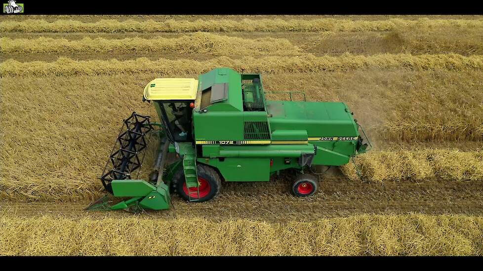 John Deere 1072 in de zomergerst