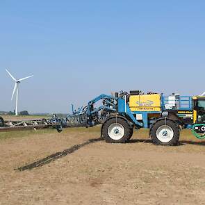 Delvano HydroTrac. Zelfrijdende spuit, voorzien van verlaagde spuitboom met doppen op 25 centimeter, Airtec luchtvloeistof mengdoppen en MagGrow. Op deze klantmachine ook een Raven injectiesysteem voor toevoeging van Squall.  Spuittest: TeeJet AI 80-02 me