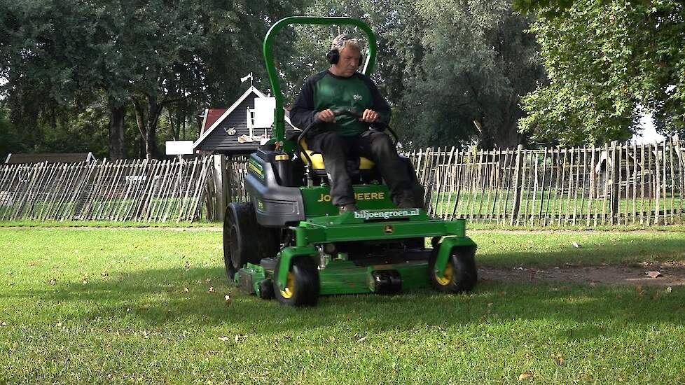 Poah Gerrit Vosser over de John Deere Z997R Zero Turn-maaier