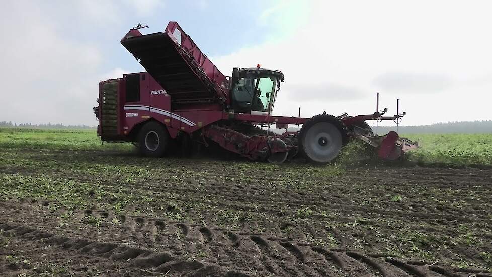 AARDAPPELS ROOIEN MET EEN GRIMME VARITRON 470 JOHN DEERE 6170 M TIGER 220