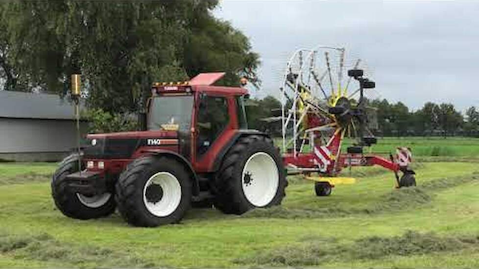 OP HOOIEN MET EEN FIAT AGRI F 140 POTTINGERB TOP 762 C