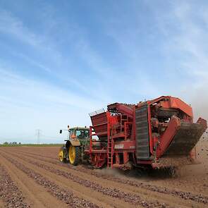 De uien worden geladen met een Grimme DR 1500.