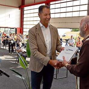 Overhandiging eerste boek aan Wietze Zijlstra