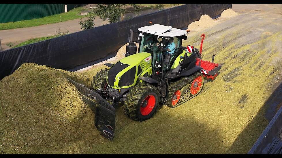 Claas Axion 960 Terra Trac op de maisbult