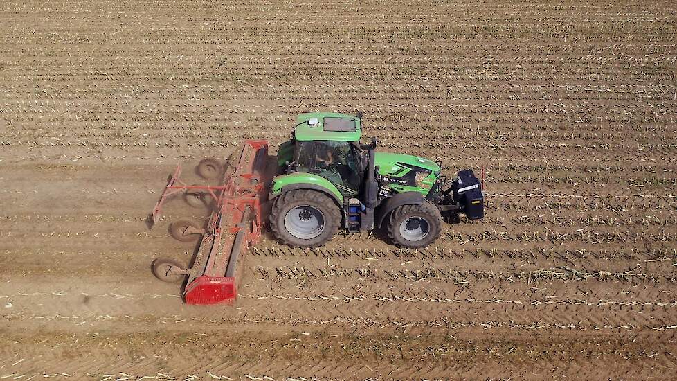 Mulcher van Sauerberger de Albatros 6,40 meter breed in de maisstoppel