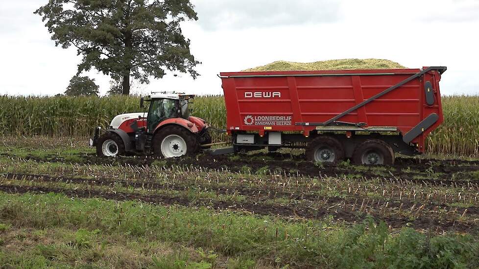 Dewa aangedreven wagens in de modderige ma&iuml;s