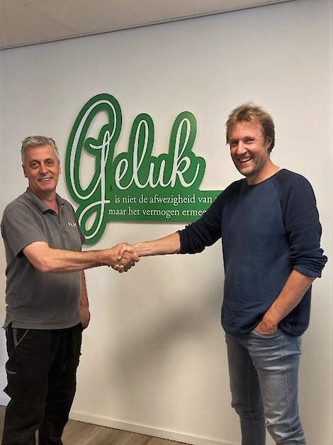 Peter van Osch (links), de allereerste offici&euml;le klant van AgXeed, en Joris Hiddema (AgXeed)  kijken uit naar een veelbelovende toekomst