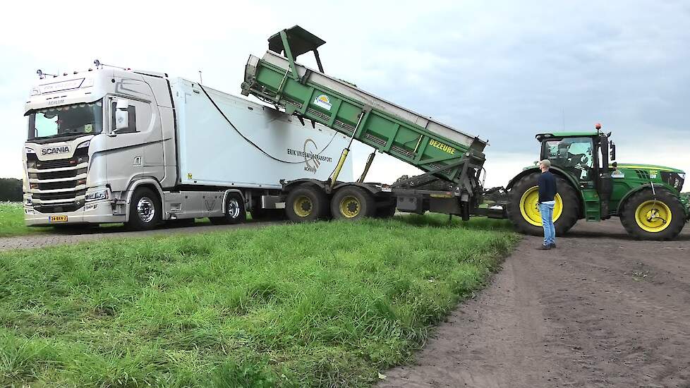DEZEURE HOOGLOSSER  JOHN DEERE 6155 R BONEN LADEN
