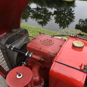 De brandstoftank is door een kennis van Jan Olde Bijvank onder handen genomen en ziet er weer helemaal nieuw uit.