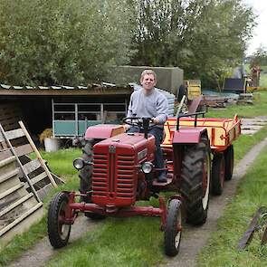 Nadat de foto's achter in het weiland zijn gemaakt brengt Arijan de platte wagen weer terug naar huis. De McCormick D-320 is van hemzelf. Het bouwjaar van de D-320 is 1958.