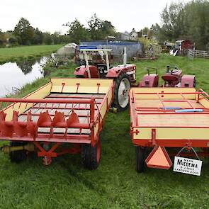 De mestverspreider is van 1966, de platte wagen van 1963.