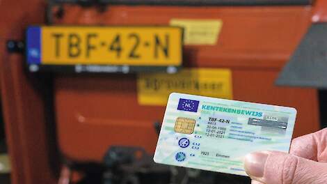 Na registratie ontvangt de eigenaar een kentekenbewijs, de kentekencard. Door de drukte bij RDW kan er best wat tijd verstrijken tussen aanmelden en ontvangen.