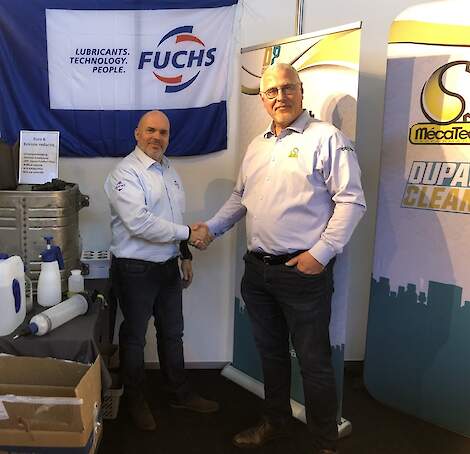 Johannes Vrijhoeven en Huub de Cock hebben zojuist namens Fuchs en de DUPAG Group de samenwerking ondertekend.