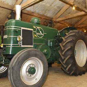 De Engelse Field Marshall heeft een gloeikopmotor die door middel van een ontploffing gestart wordt.