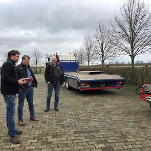 William Venema (loonbedrijf Venema) Gerrit Baan en Henk Brink (vertegenwoordiger en chauffeur Duport)