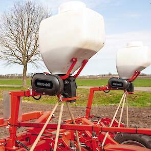 Elk element van de micro-drill heeft een bakinhoud van 35 liter en is gekoppeld aan 3 zaairijen