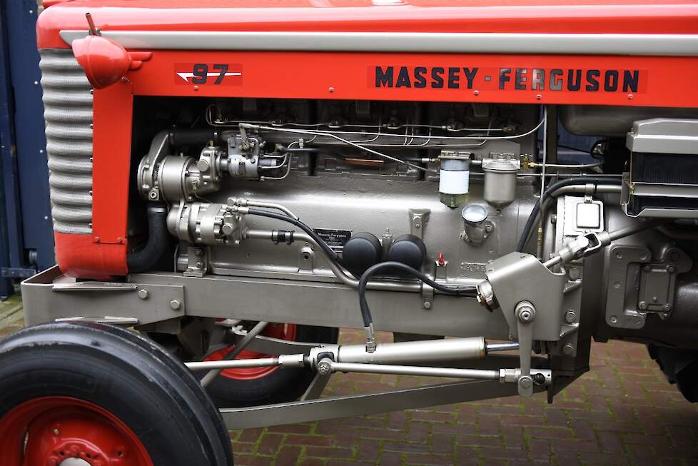 De MF97 ontleent zijn vermogen van 108pk aan een 6-cilinder diesel van Minneapolis Moline.