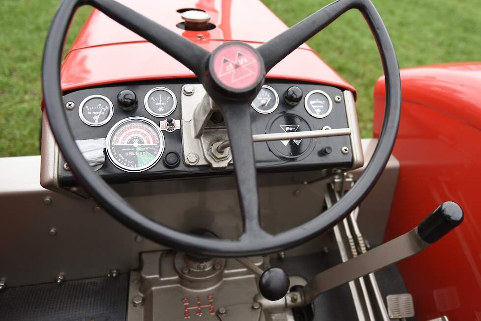 Het dashboard en bestuursdersplatform van de MF97. Let ook even op het eigenaardige schakelschema. De handel rechts is de handkoppeling.