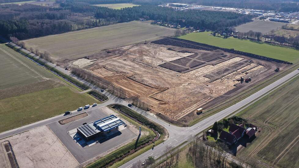 Op een kavel van circa 7,5 hectare beginnen de eerste grondwerkzaamheden voor de bouw van het nieuwe onderdelen- en logistiekcentrum in Spelle.     Foto Krone