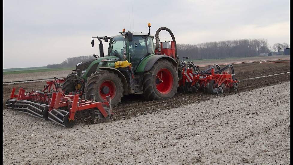 Fendt 722 van loonbedrijf Breure aan het stroken bemesten Trekkerweb