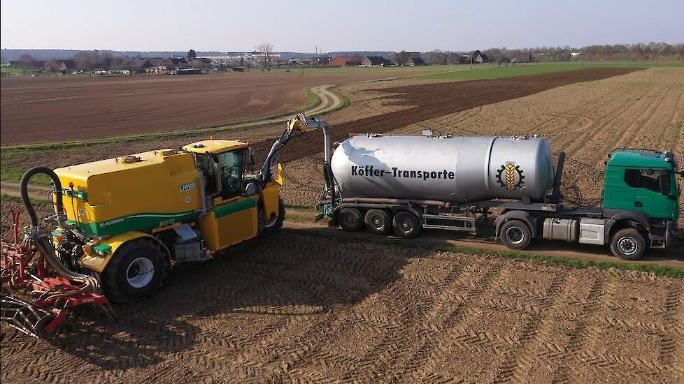 Ploeger LNMS AT 4103 bouwland aan het bemesten