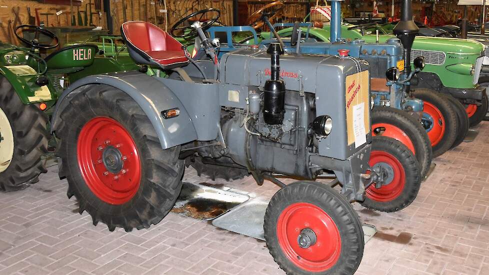 Deze Fendt Dieselross is van 1939. Hij wordt aangedreven door een 2-cilinder watergekoelde Deutzmotor van 25pk.
