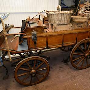 Een brik als deze was een veelvoorkomend transportmiddel in de tijd dat het vervoer over de weg nog grotendeels met paard en wagen werd verzorgd.