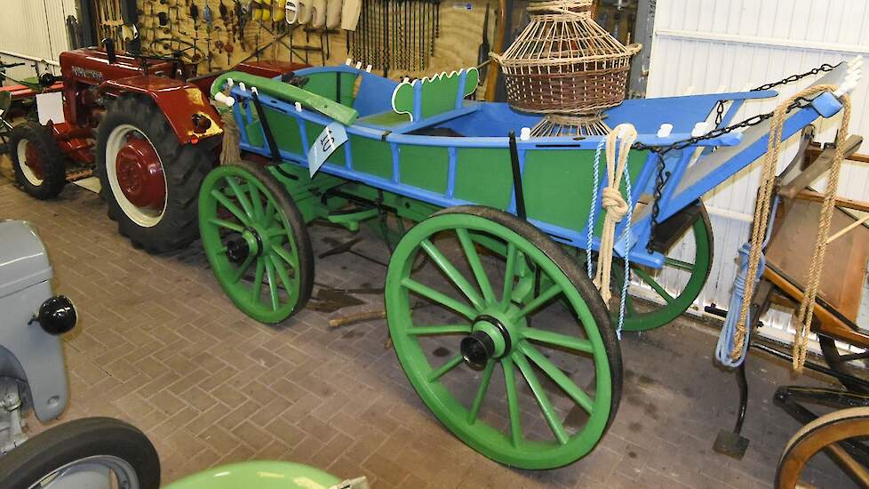Dit type boerenwagen is een zogenoemde Staphorster. De wagen dateert uit 1902.