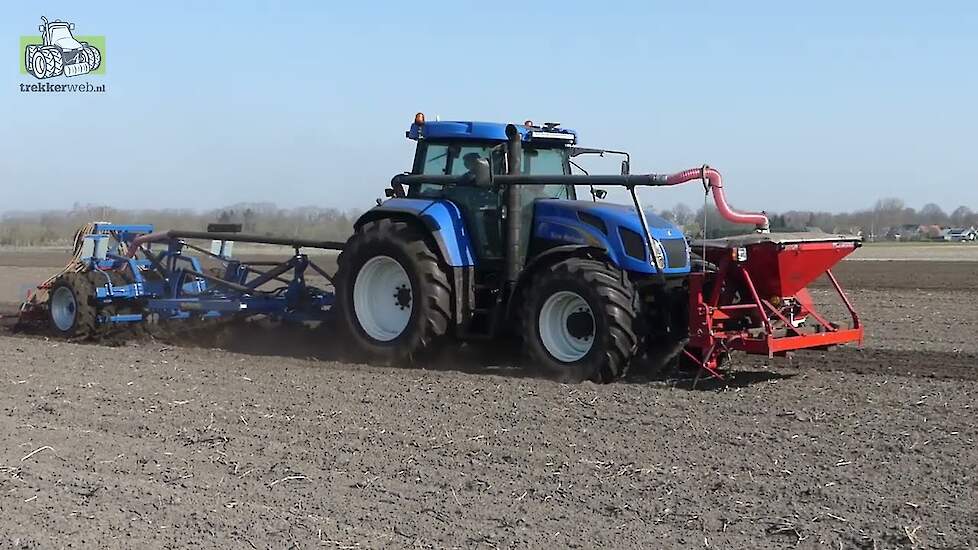 New Holland T7540 brult erover tijdens zomergerst zaaien