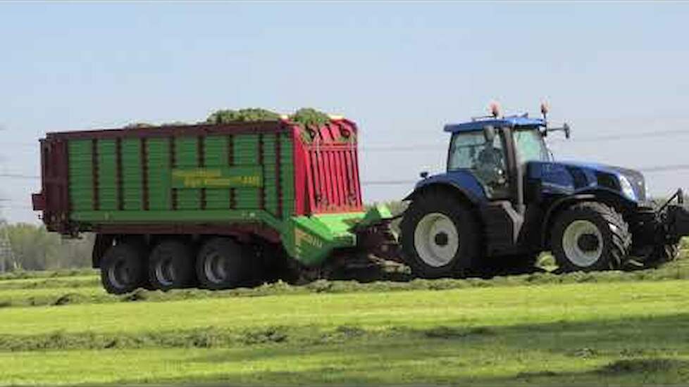 EERSTE SNEEDE GRAS INKUILEN 2022 NEW HOLLAND T 8. 420 STRAUTMANN GIGA VITESSE CFS 4401