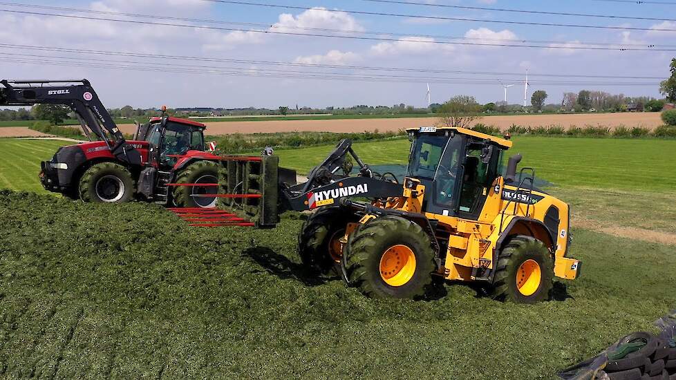Hyundai HL 9552 Agri op de de grasbult