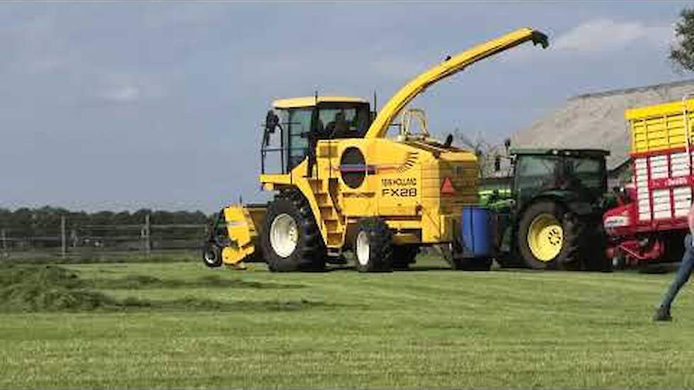 EERSTE SNEDE GRAS HAKSELEN 2022 NEW HOLLAND FX 28 JOHN DEERE