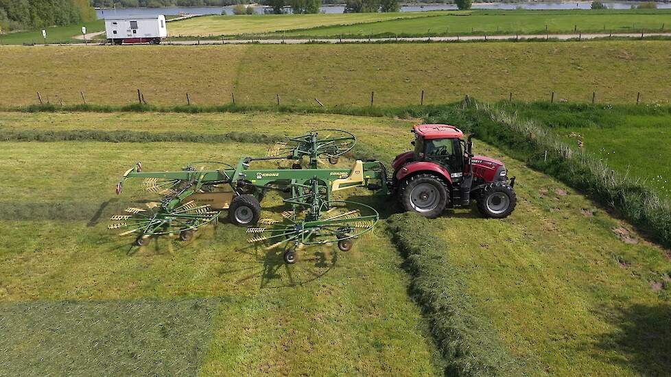 Krone machines aan het harken hakselen en transporteren