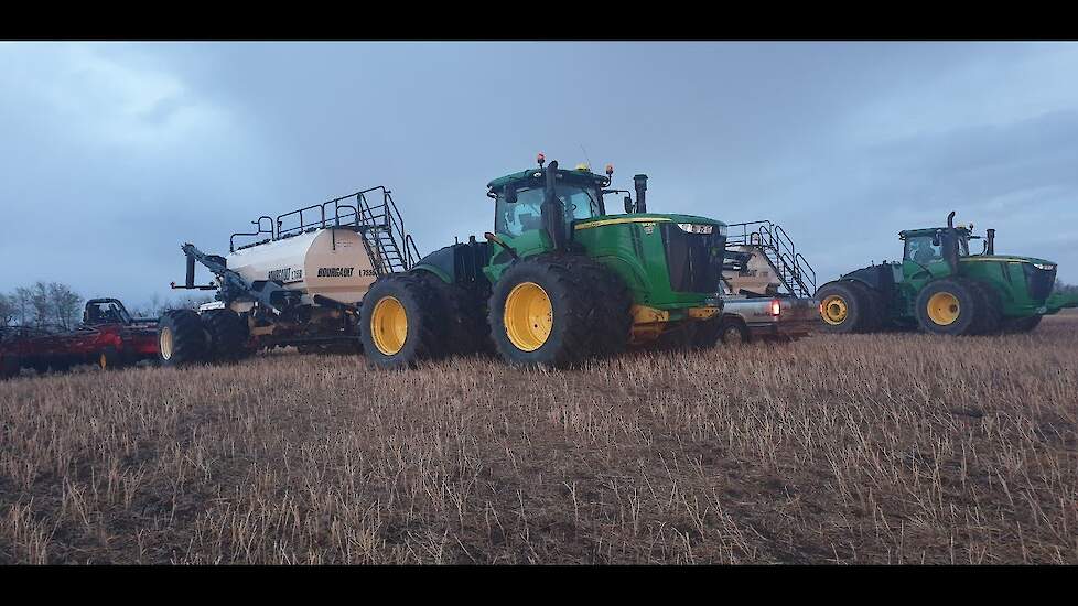John Deere 9R620 met 60 voets Bourgault zaaimachine voorjaarswerk in Alberta, Canada