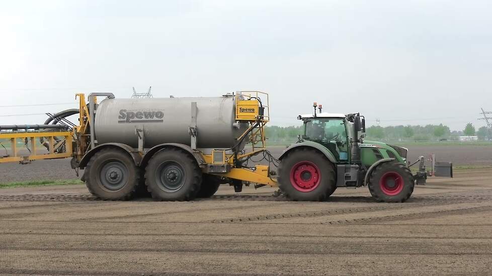 STUIFDEK AANBRENGEN MET EEN FENDT 724 MULTIAAPLICATIE MEST OP DE WORTELEN