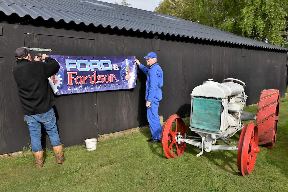 Gerard Schoenmakers (links) en Jurrie Potze hangen nog snel even een vaandel van de Ford & Fordson Association op.