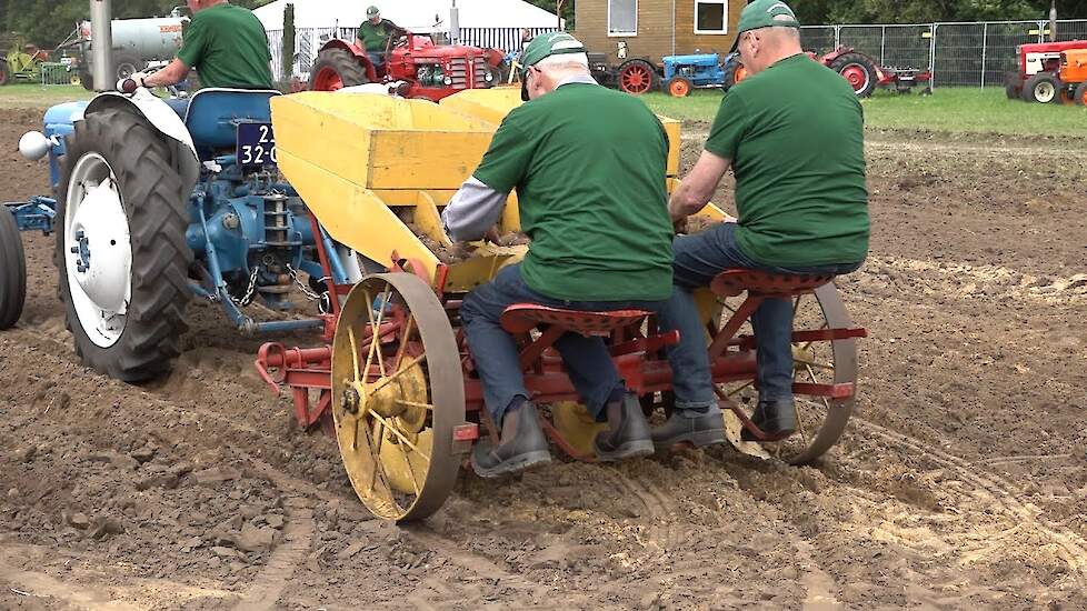 Oldtimers in actie Landbouwbeurs Vlagtwedde 2022