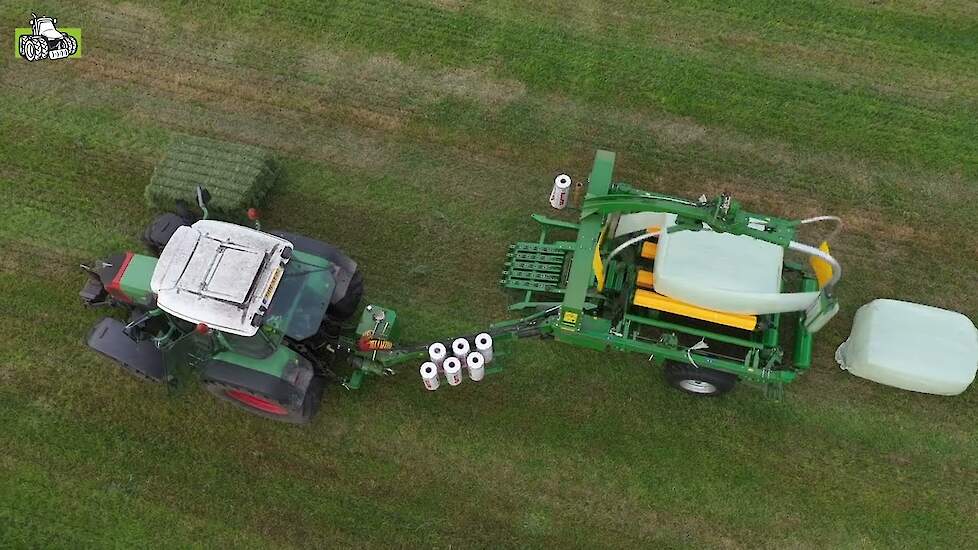 Claas Quadrant 5200 RC en een Mc Hale High Speed 998 balenwikkelaar