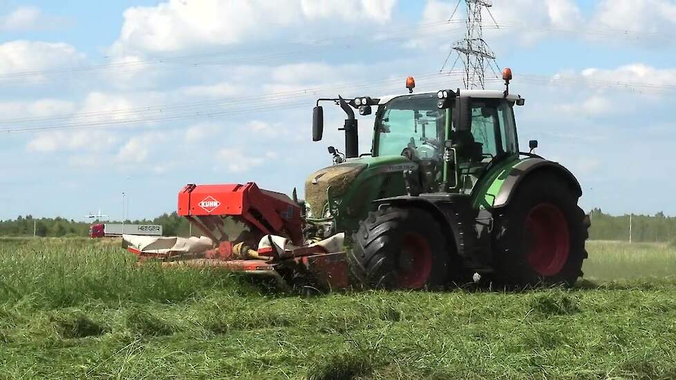 GRAS MAAIEN MET EEN FENDT 718 KUHN FC 313 LIFT CONTROL